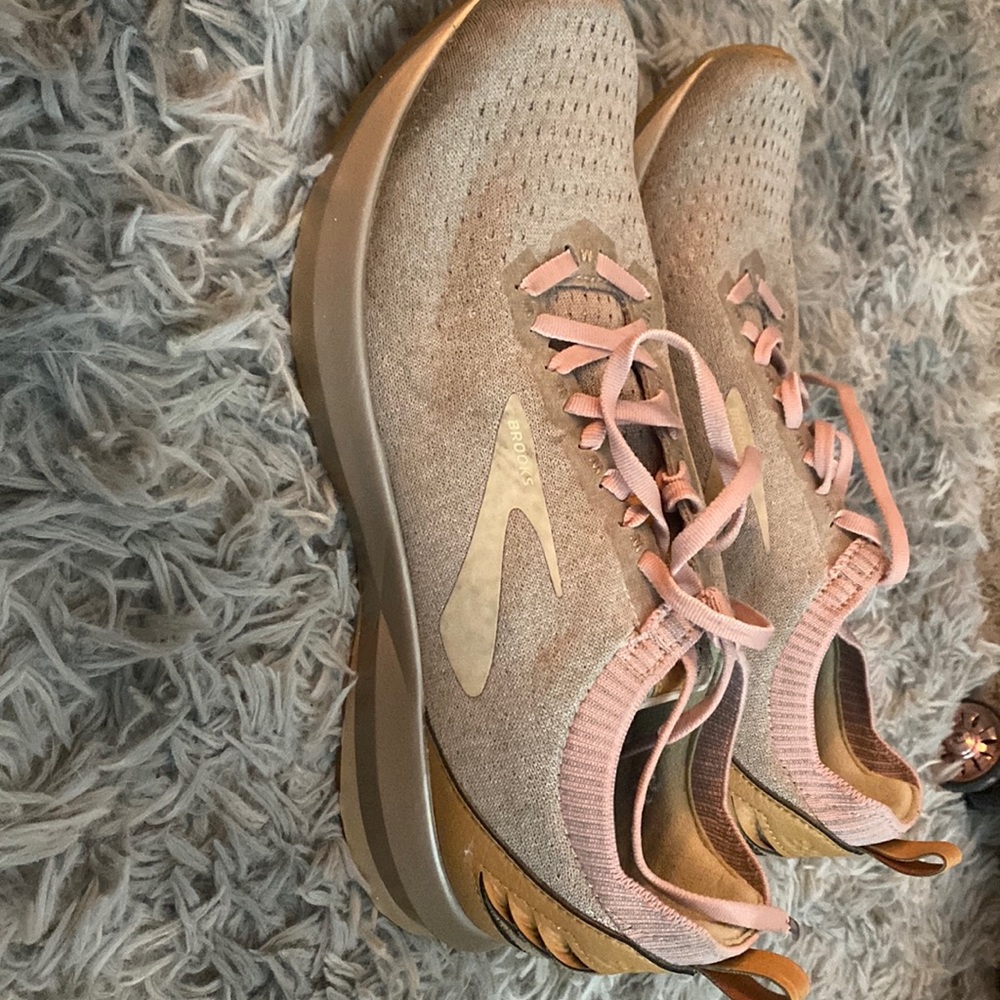 NWOT Brooks running shoes